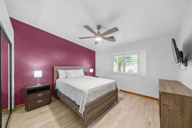 Building Photo - 4 Bedroom Pool Home on the Golf Course