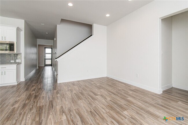 Building Photo - 308 Saturnia Dr