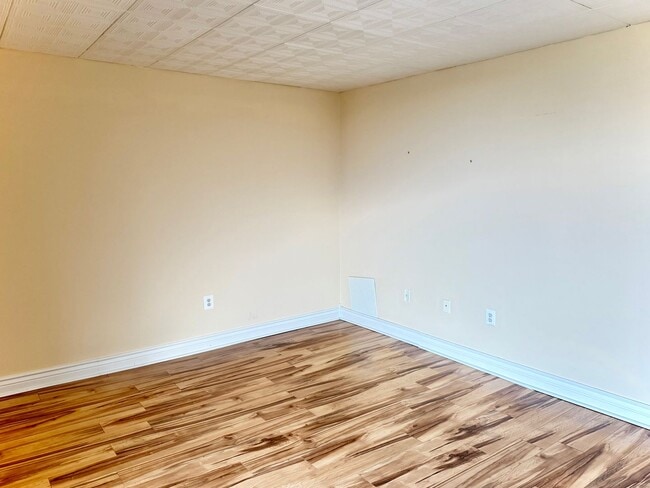 Building Photo - Spacious Condo—Utilities and Parking Included!