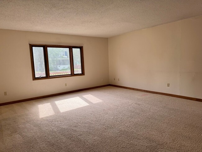 Building Photo - 5 Bedroom 3 bath - North Fargo