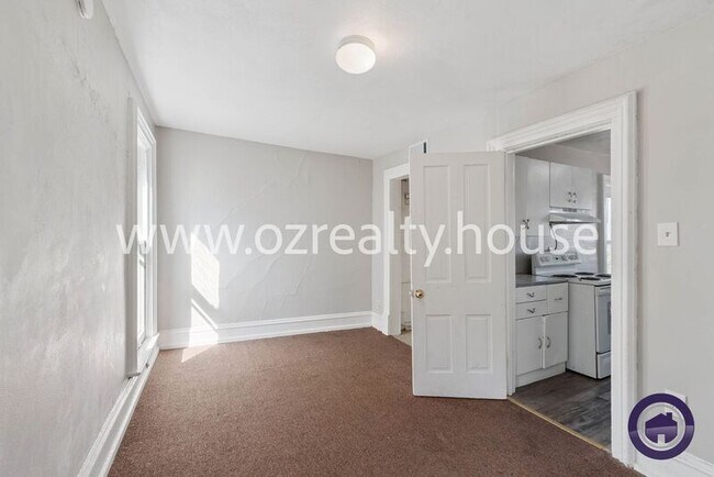 Building Photo - 1016 Mallet St