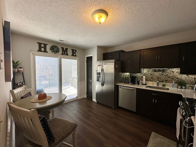 Building Photo - 2 bedrooms, 1.5 bathrooms