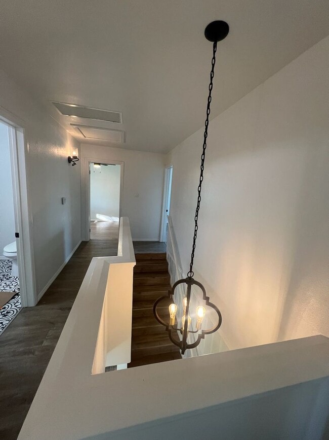Building Photo - Spacious 4 bedroom, 2 bath single family home