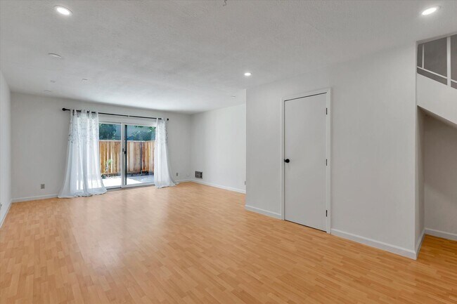 Building Photo - 122 Flynn Ave