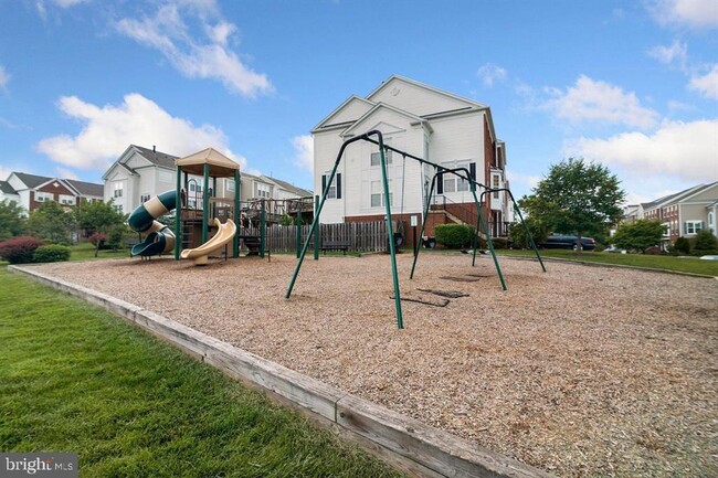 Building Photo - 15041 Clementine Way