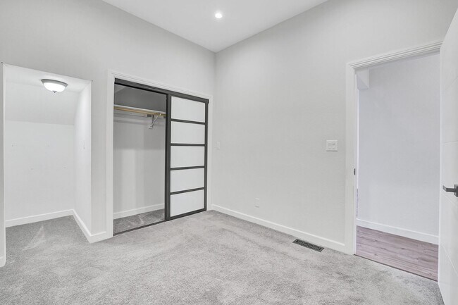 Building Photo - West Oakland Stylish 2/1 Flat - Completely...