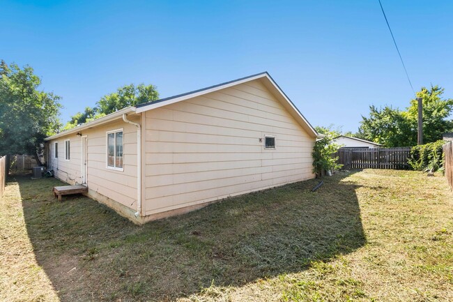 Building Photo - 833 Ponderosa Dr