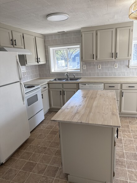 Building Photo - 3656 Main St