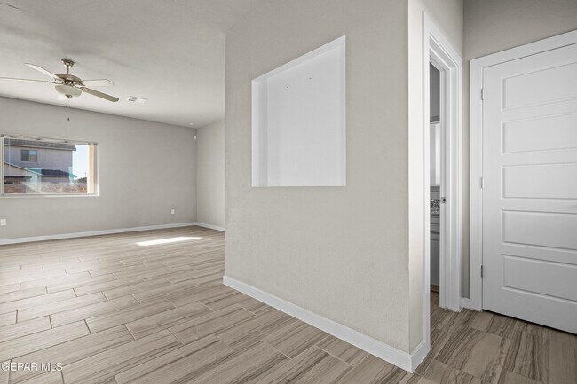 Building Photo - 13900 Villa Vista Ave