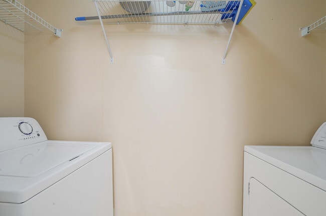 Building Photo - 1385 Crystal Way