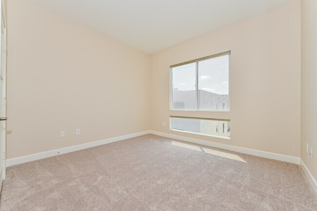 Building Photo - 10878 Bloomfield St