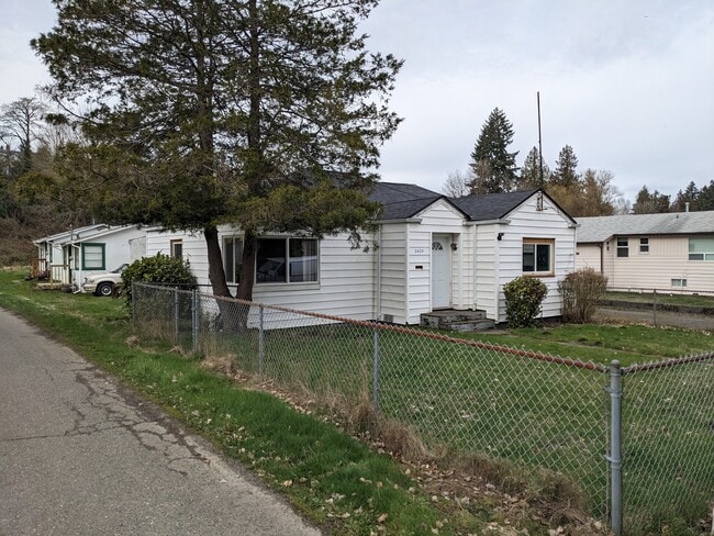 Primary Photo - 2425 Snyder Ave