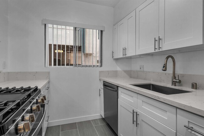 Building Photo - 149 S Hayworth Ave
