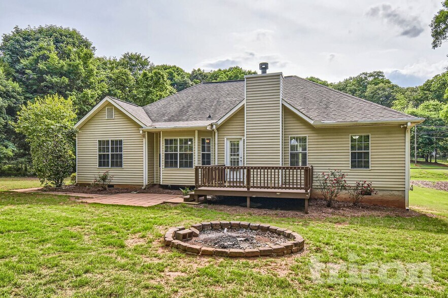 Building Photo - 390 River Point Dr