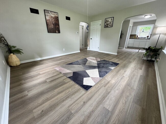 Building Photo - Remodeled 3 bed, 1 bath home for rent in Waterloo
