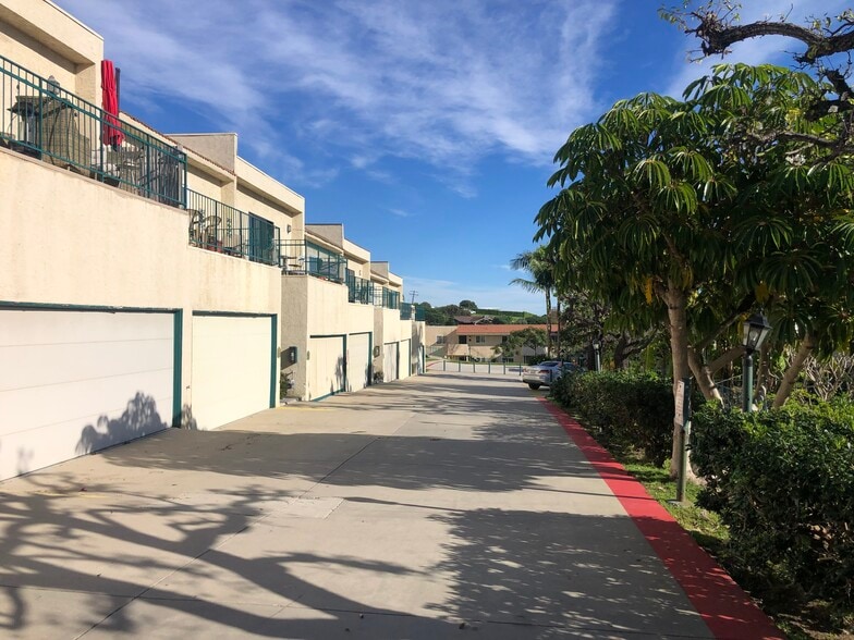 Building Photo - 6453 Kanan Dume Rd