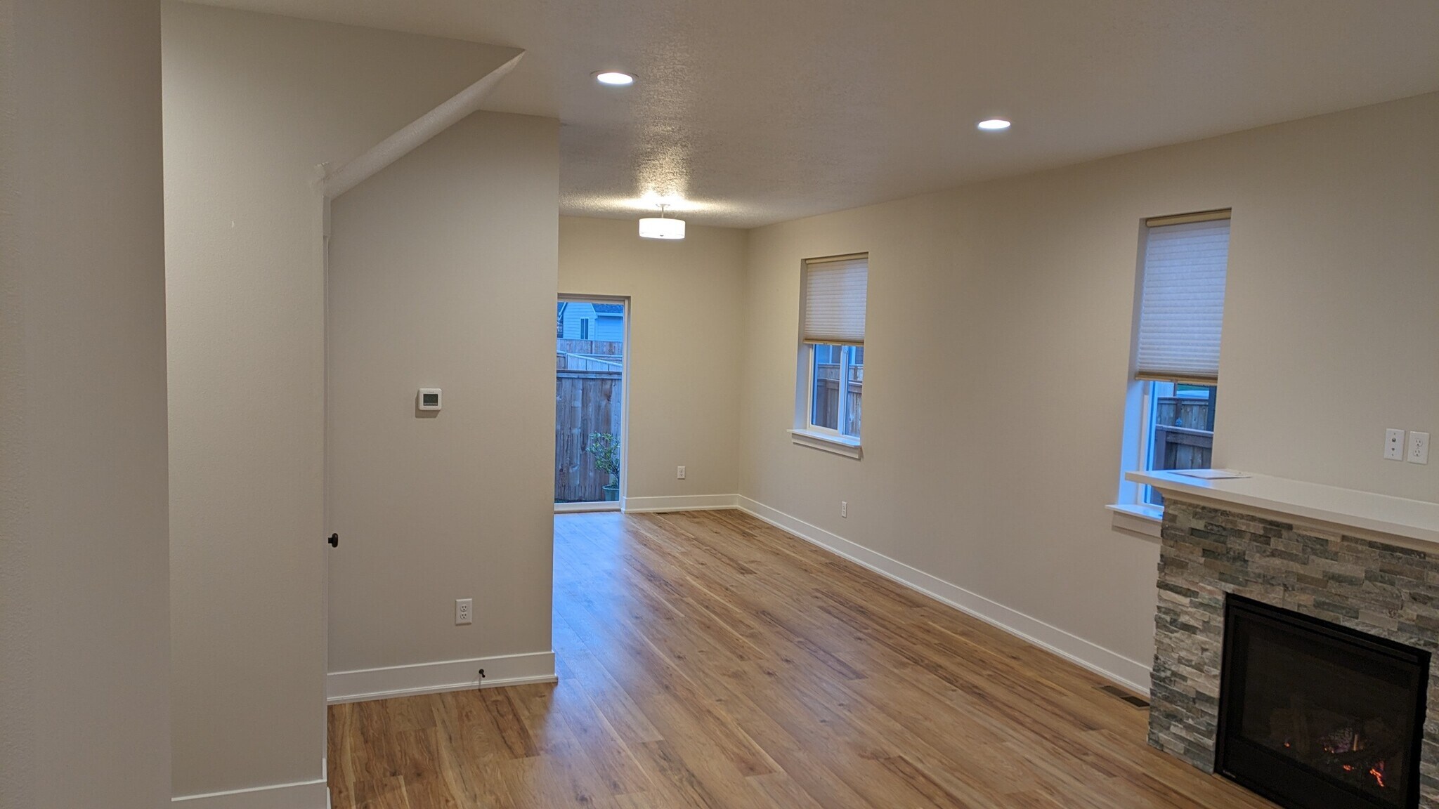 Building Photo - 643 NE Kerns Dr