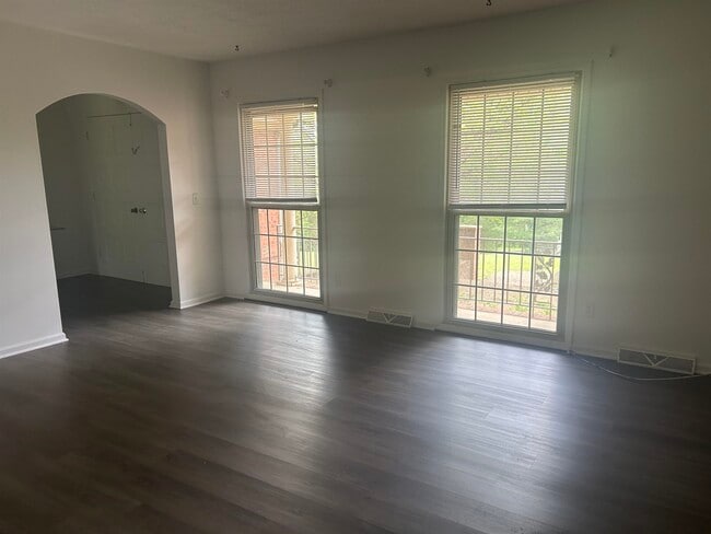 Building Photo - 420 Hillandale Ave