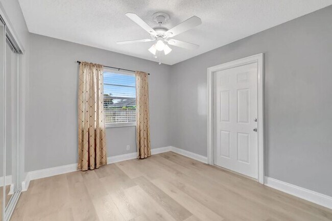 Building Photo - 1016 W Lakewood Rd