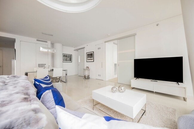 Building Photo - Luxurious premium corner unit nearly 1600 sq ft., Impeccably furnished-turn key- 2 bedroom 2 bath...