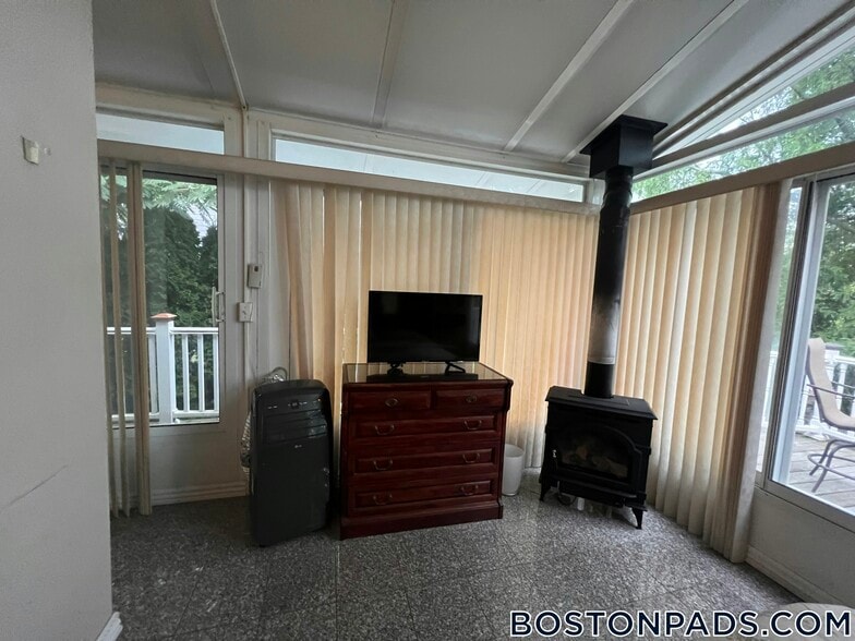 Building Photo - 235 Savin Hill Ave