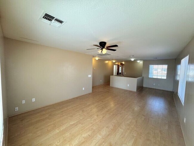 Building Photo - GREAT 4BEDROOM/3BATH HOME WITH ALL THAT YO...