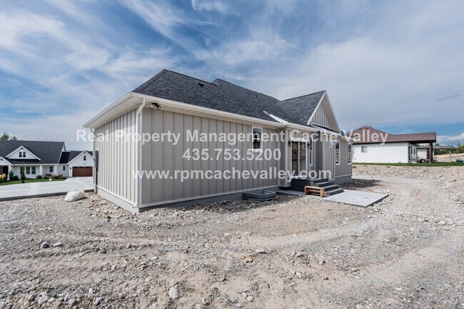 Building Photo - Gorgeous 3 br 2 bath home in Hyde Park! Ha...