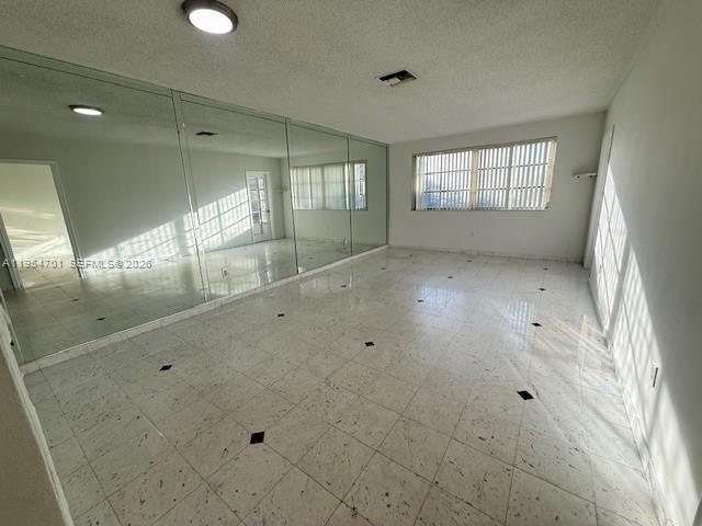 Building Photo - 20200 NE 29th Ct