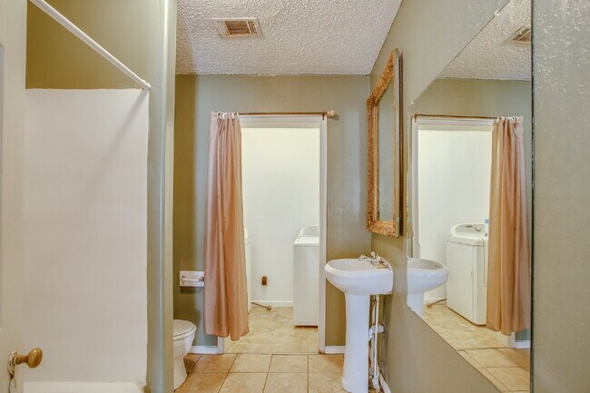 Building Photo - MOVE IN SPECIAL! 3/2 Close to Tech