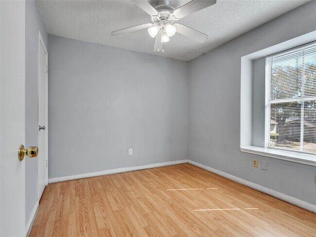 Building Photo - 10919 Pigeonwood Dr