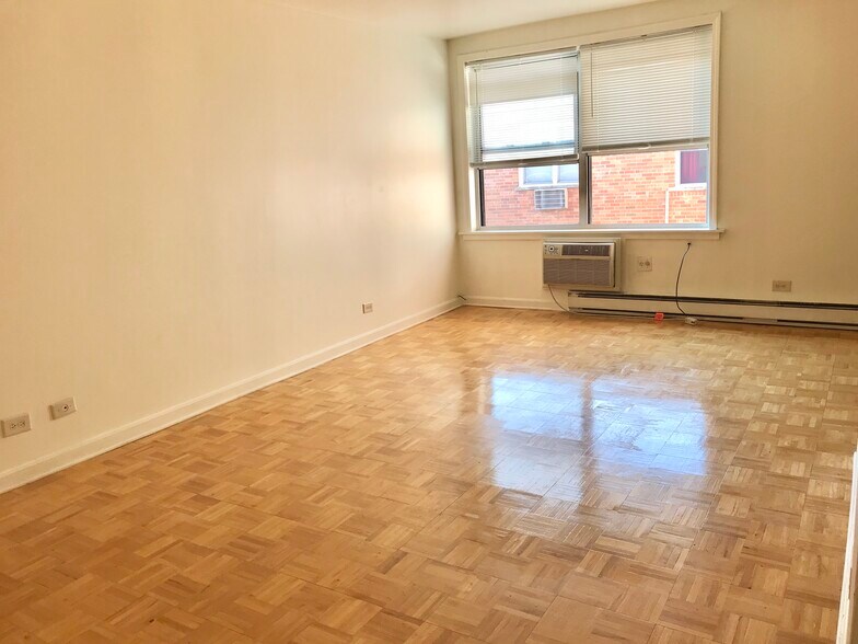 Hardwood floor throughout - 5920 N Kenmore Ave