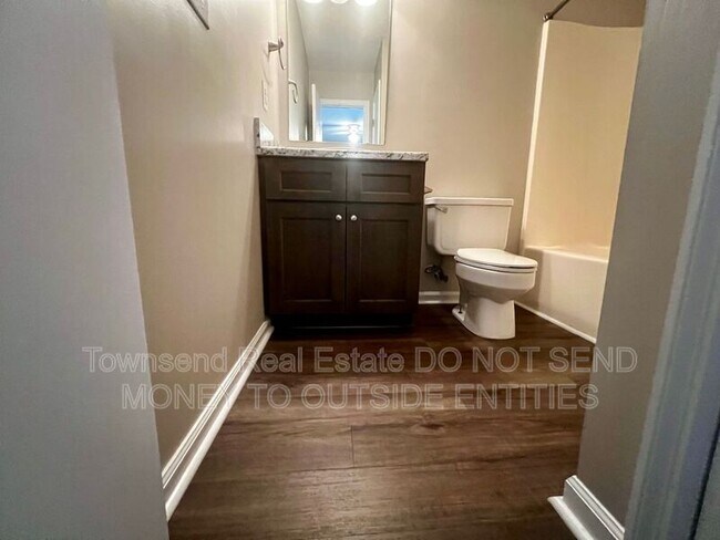 Building Photo - 1425 Ireland Dr