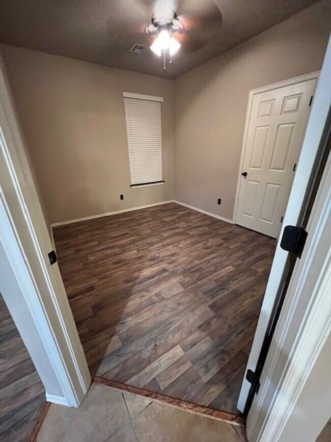 Building Photo - 1/2 Off the 1st Month's Rent - 6 Month Lea...