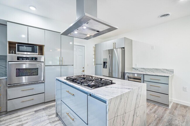 Building Photo - 7810 Beach View Dr
