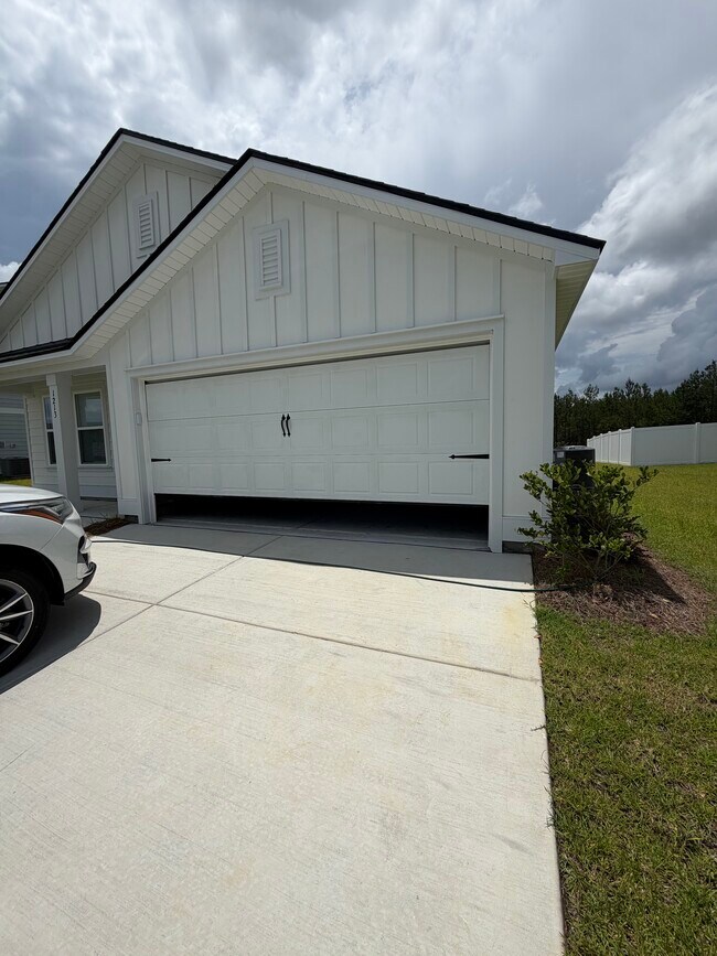Building Photo - 1213 King Oaks Lp