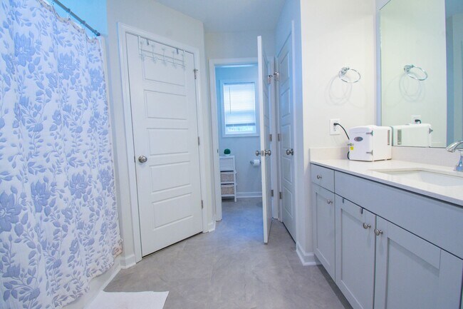 Building Photo - Coming Soon! 3 Bedroom 2 Bath with Bonus!