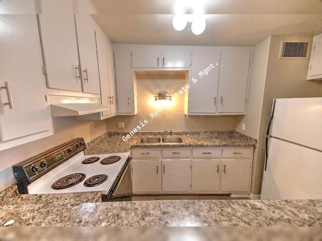 Building Photo - 3211 E Edison St