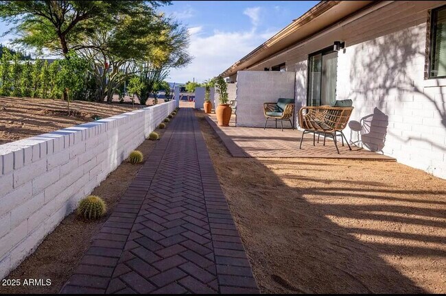 Building Photo - 5811 E Surrey Dr