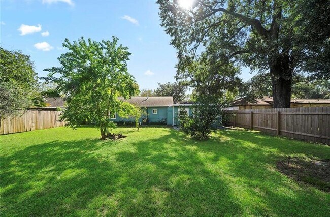 Building Photo - 6526 Westview Dr