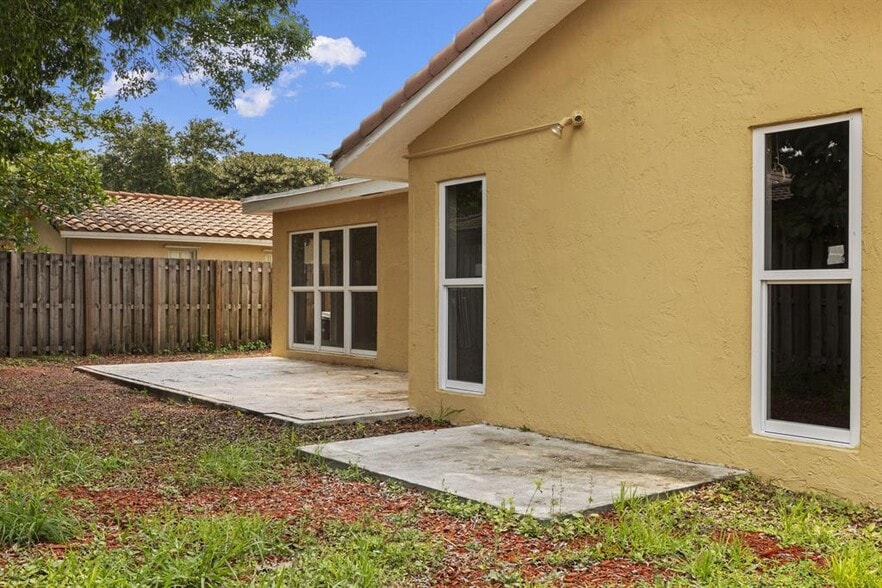 Building Photo - 8915 NW 26th Ct