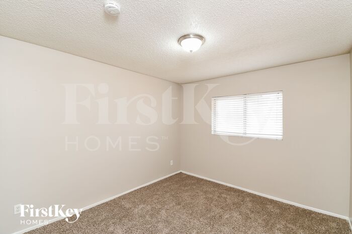 Building Photo - 940 E Loma Vista Dr