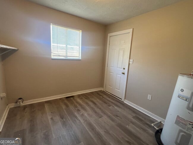 Building Photo - 2 7th St