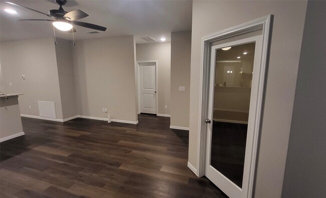 Building Photo - 10473 Pineland Dr