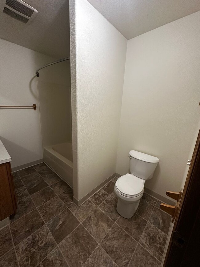 Building Photo - 3 Bedroom, 1 and half Bathroom Duplex!