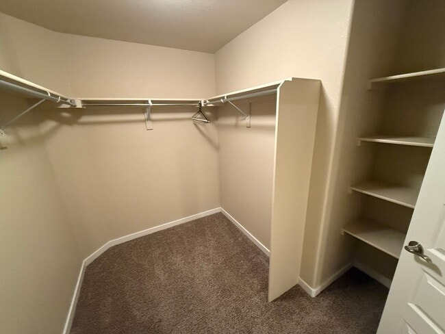 Building Photo - Spacious Modern 5-Bedroom Ranch Home in Hi...