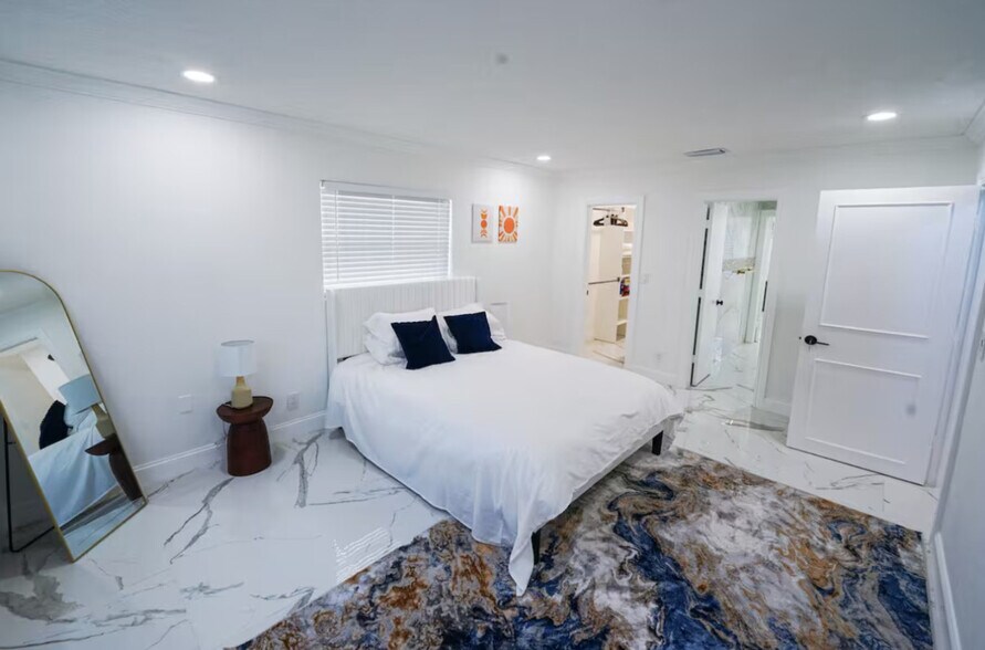 Building Photo - 651 NW 42nd Ave