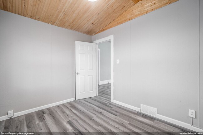 Building Photo - 213 Manitowoc St