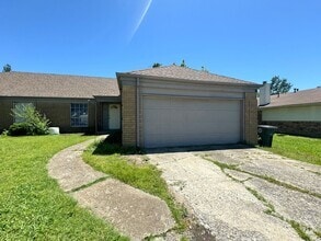 Building Photo - 39th Place Duplex