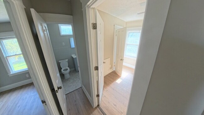 Building Photo - 4 Bedroom 2-Story Duplex - Avail Now!