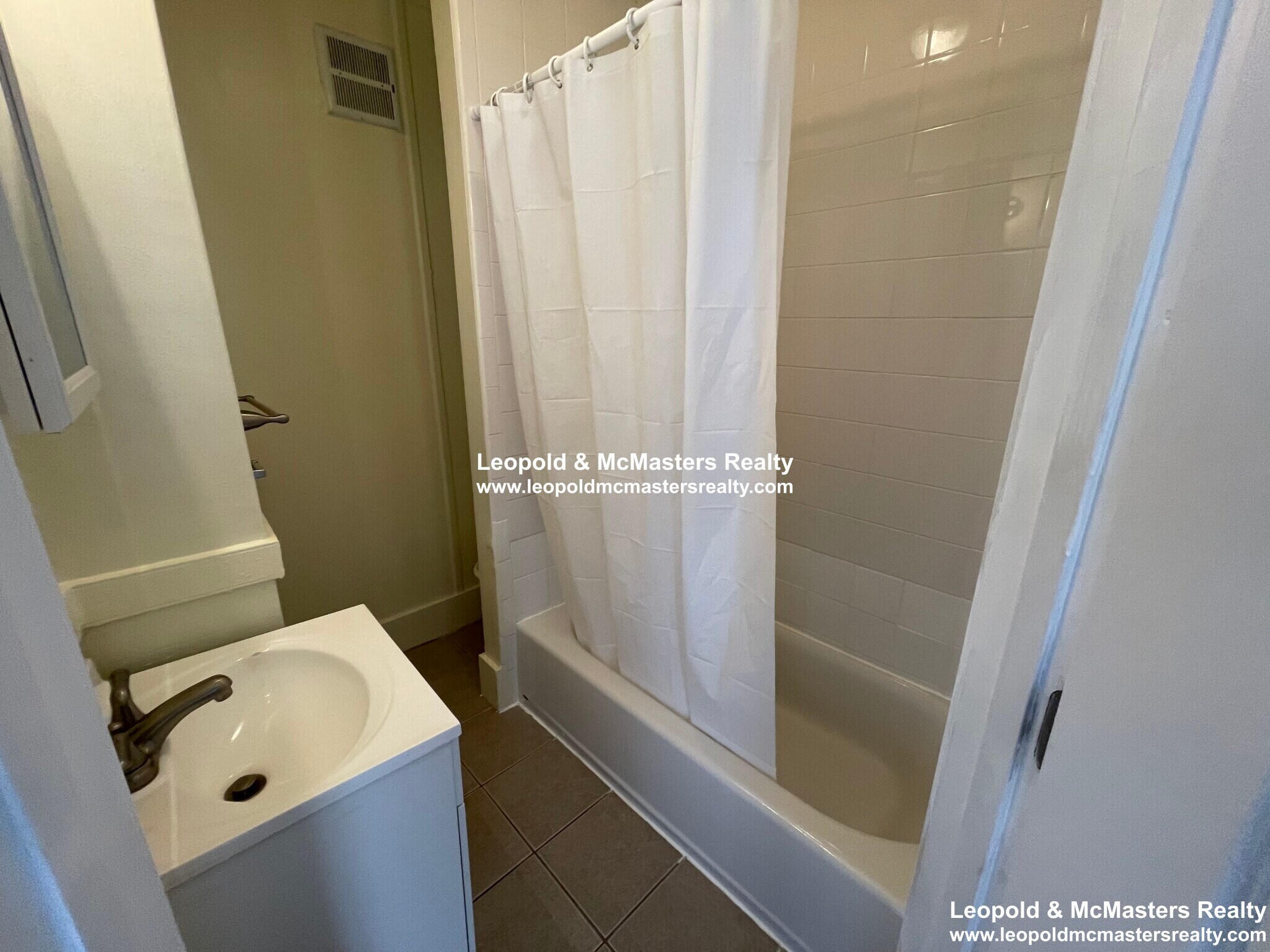 Building Photo - 22 Joy St